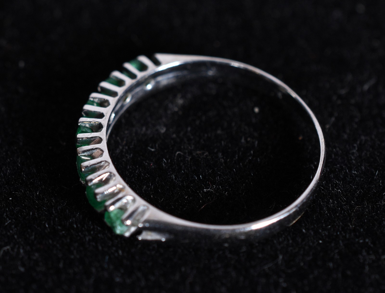 Anel de ouro branco 18k. com 7 esmeraldas, aro 14 (Por motivos de... - foto 3 de 6