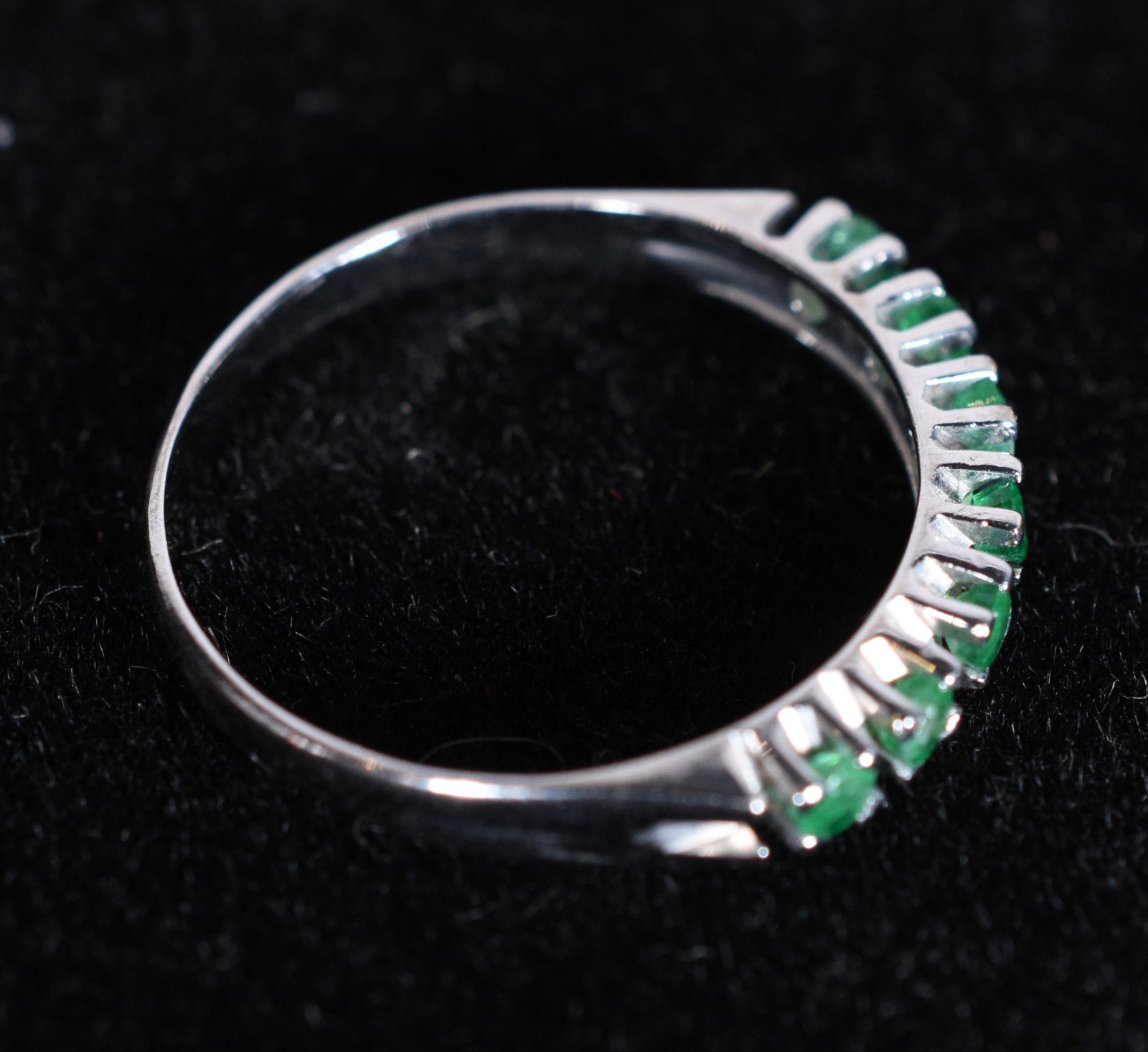 Anel de ouro branco 18k. com 7 esmeraldas, aro 14 (Por motivos de... - foto 4 de 6