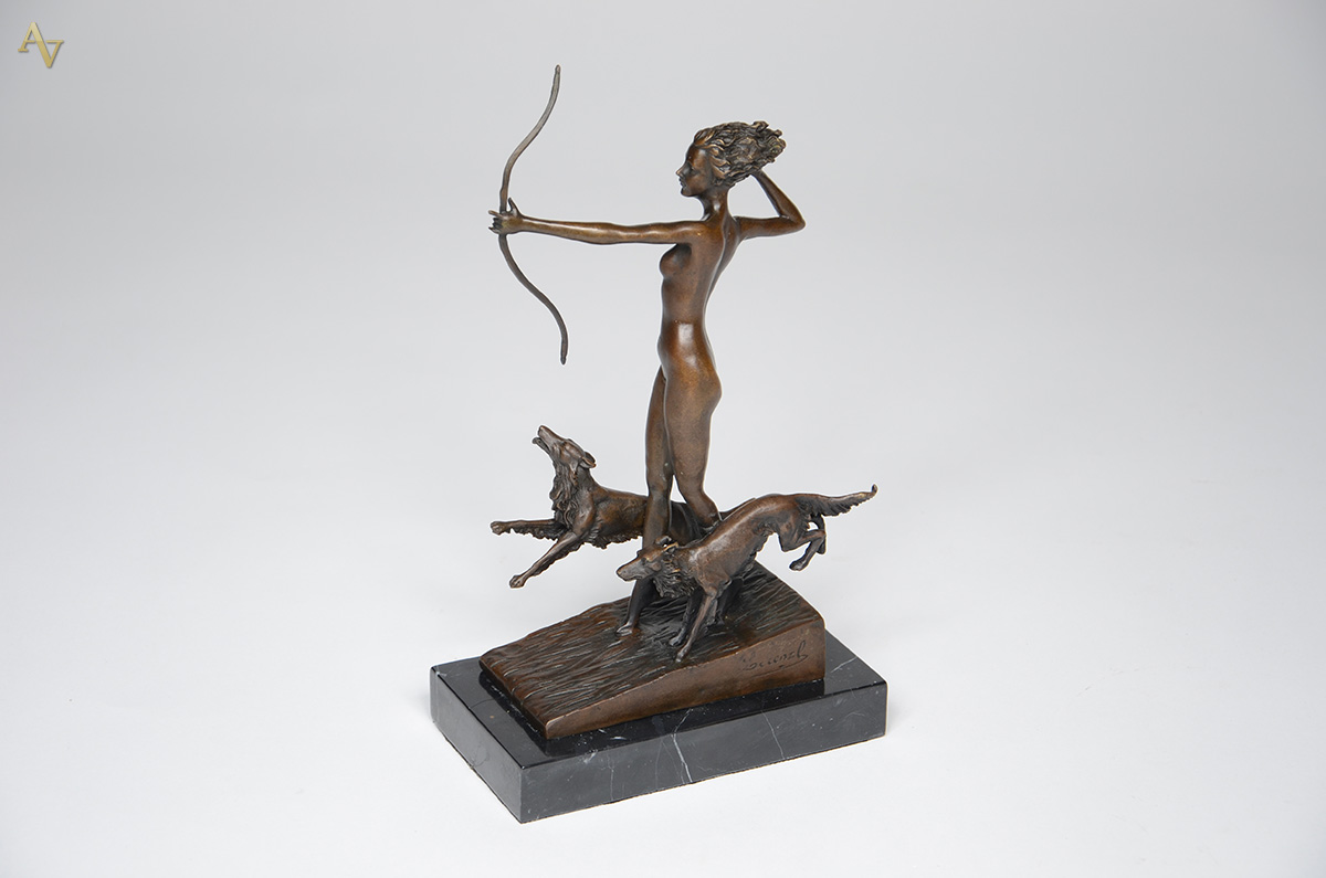 Escultura de bronze representando caçadora, base de mármore. Altura... - foto 3 de 4