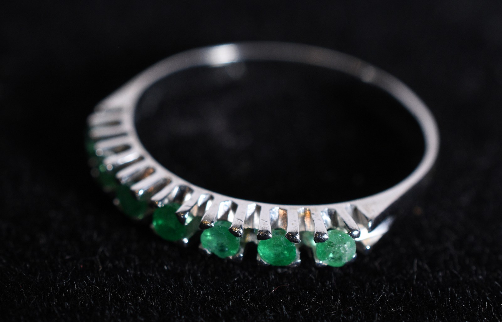 Anel de ouro branco 18k. com 7 esmeraldas, aro 14 (Por motivos de... - foto 5 de 6