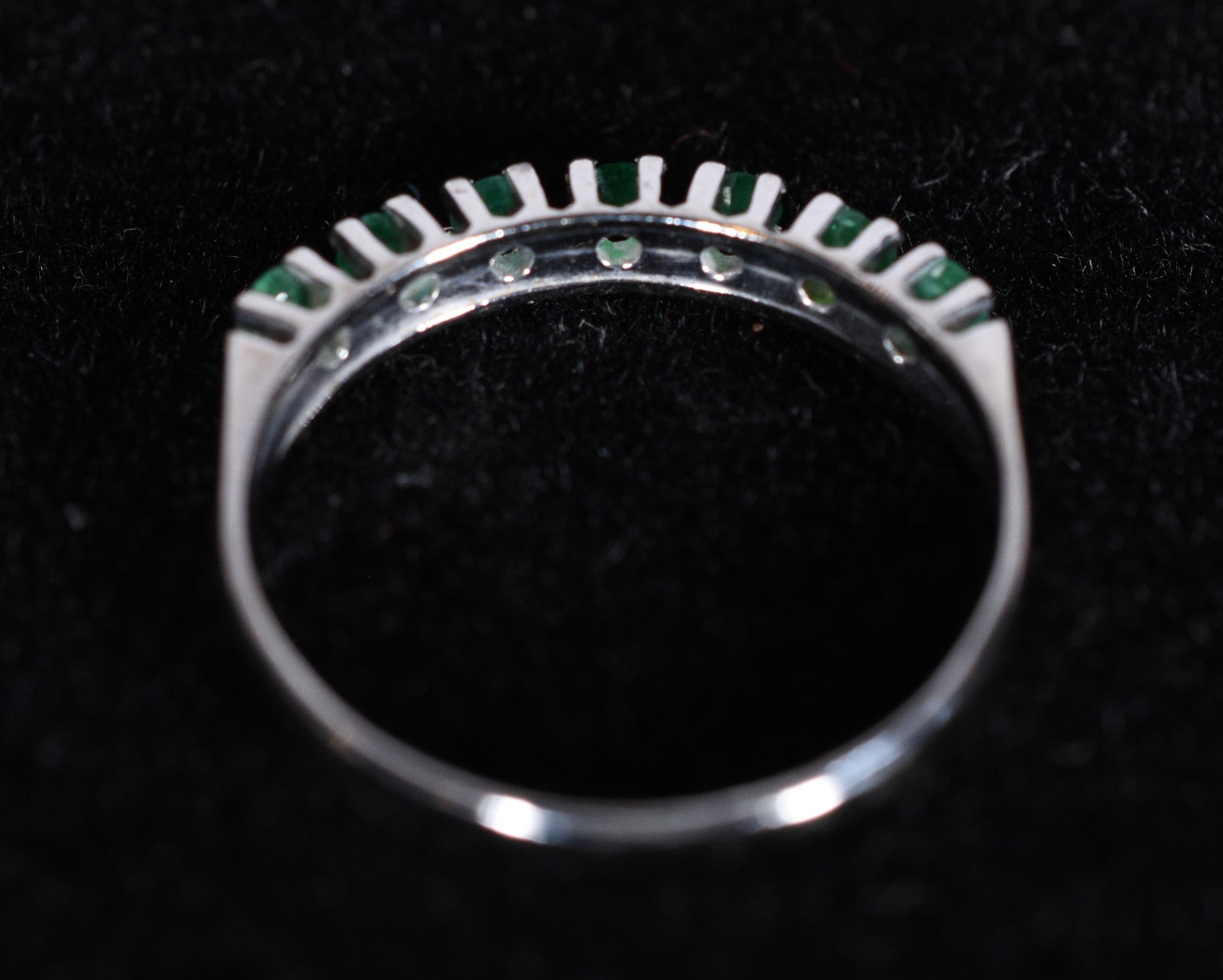 Anel de ouro branco 18k. com 7 esmeraldas, aro 14 (Por motivos de... - foto 6 de 6