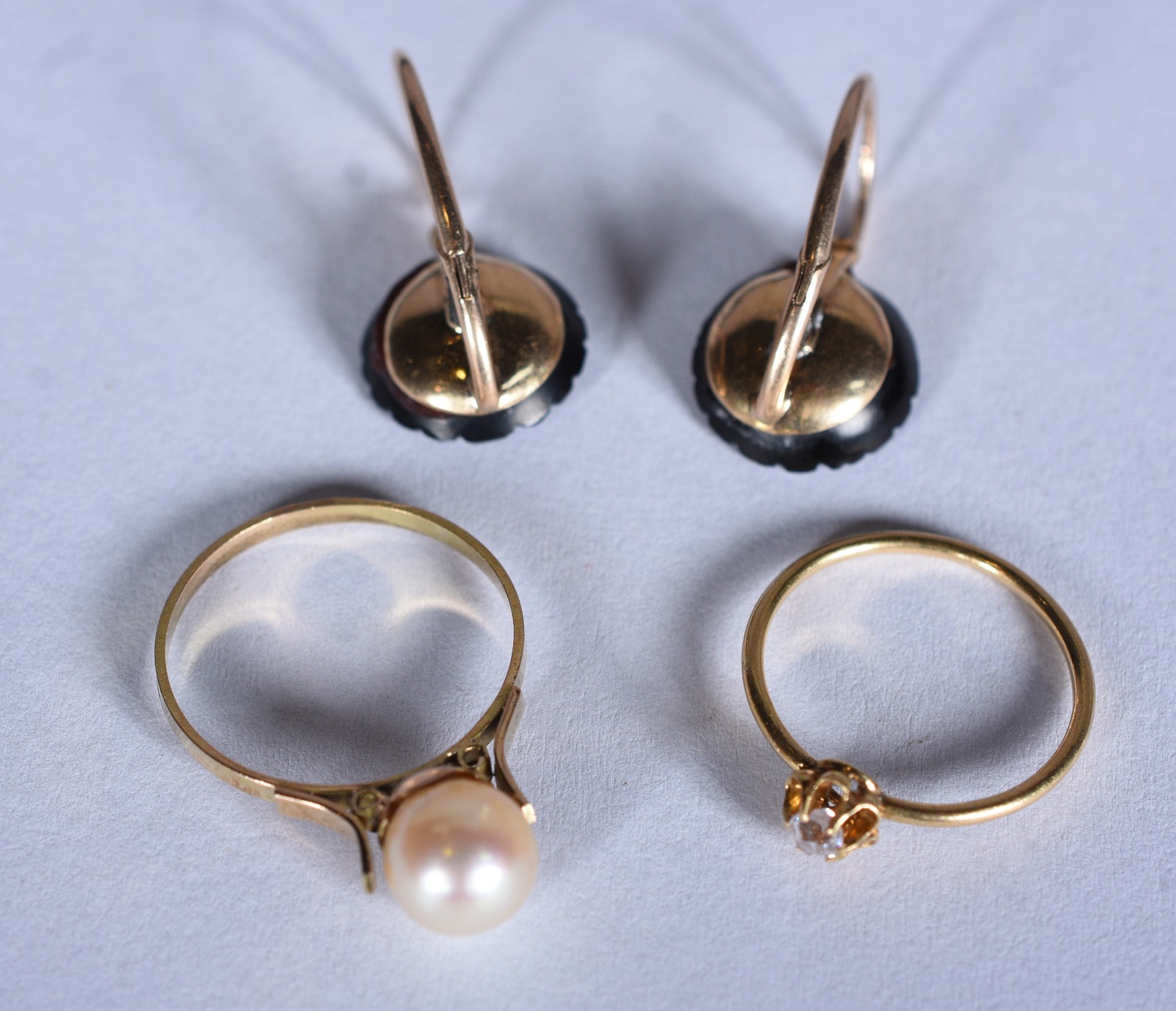 Conjunto composto por 3 peças de ouro 18k., sendo: Par de brincos com... - foto 1 de 10