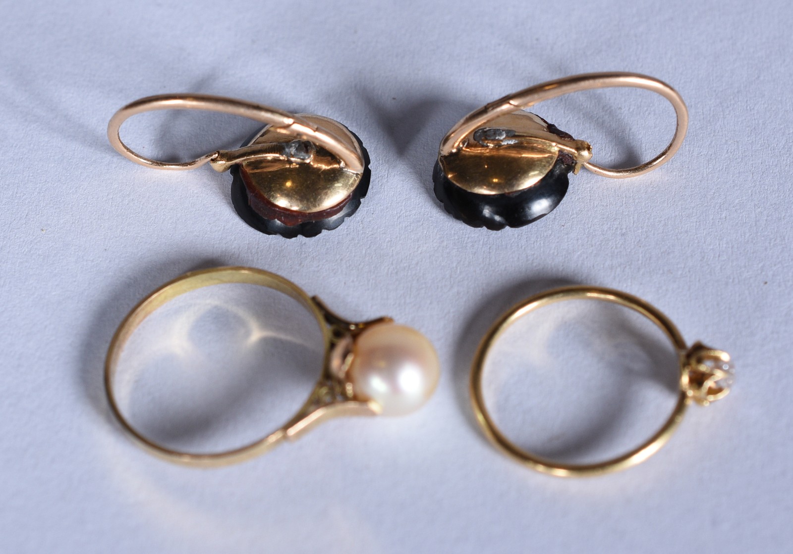 Conjunto composto por 3 peças de ouro 18k., sendo: Par de brincos com... - foto 2 de 10