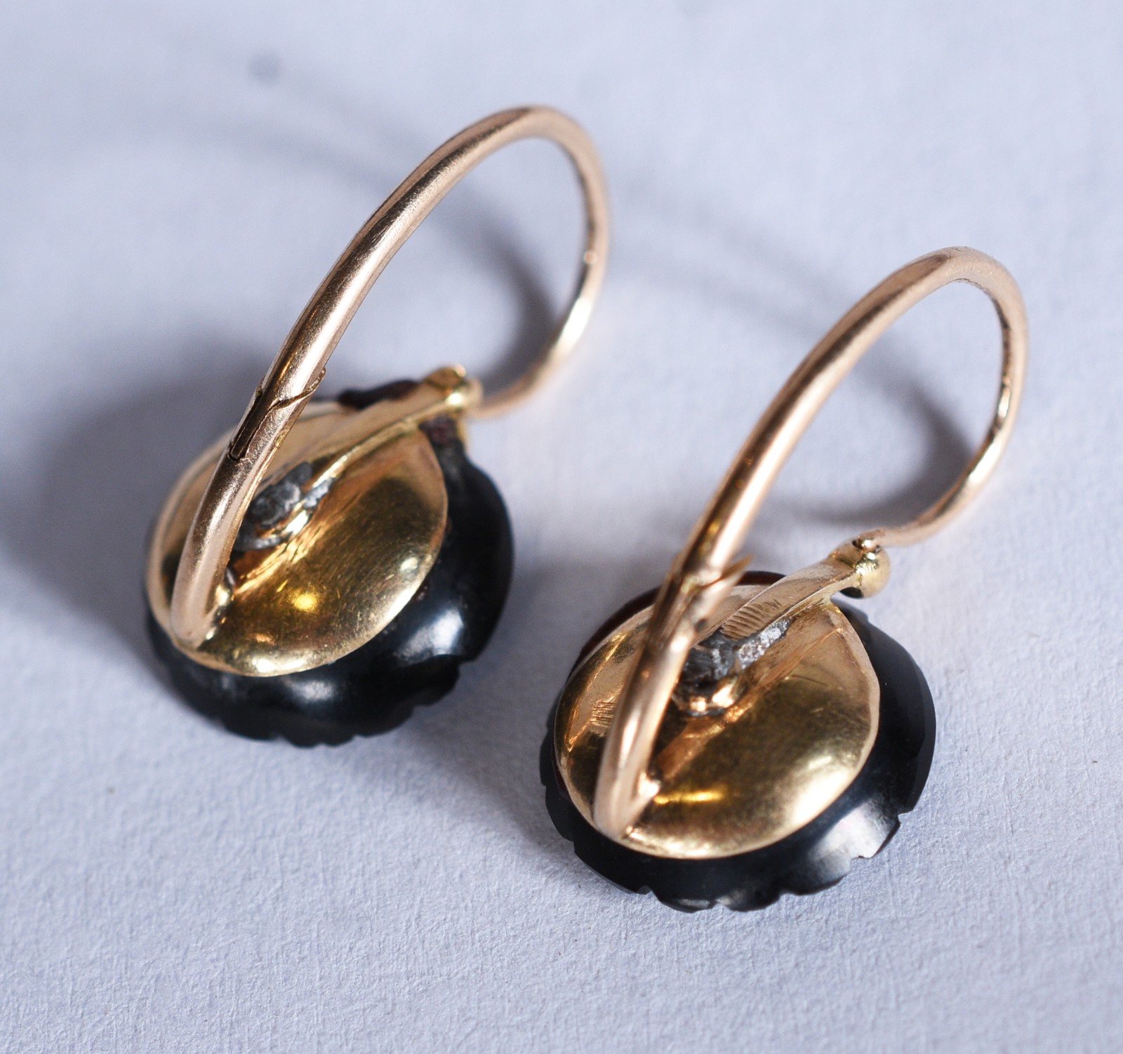 Conjunto composto por 3 peças de ouro 18k., sendo: Par de brincos com... - foto 7 de 10