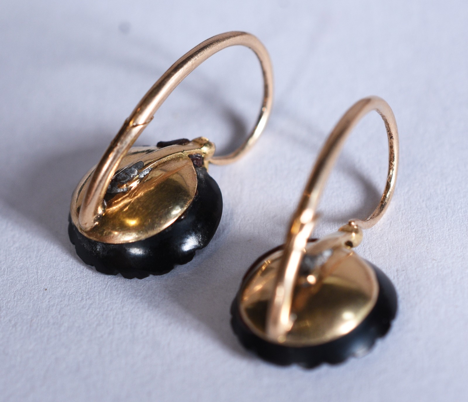 Conjunto composto por 3 peças de ouro 18k., sendo: Par de brincos com... - foto 9 de 10