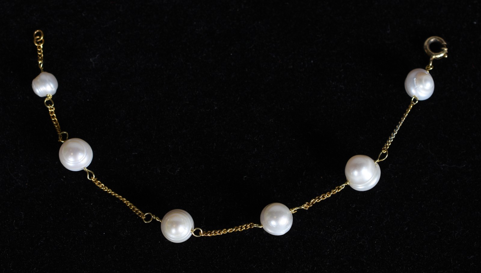 Pulseira de ouro 18k. com 6 perolas intercaladas com correte. (Por... - foto 2 de 4