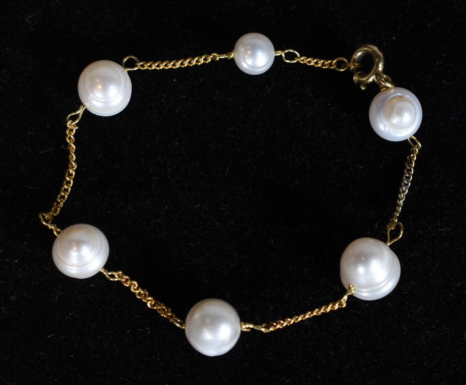 Pulseira de ouro 18k. com 6 perolas intercaladas com correte. (Por... - foto 1 de 4