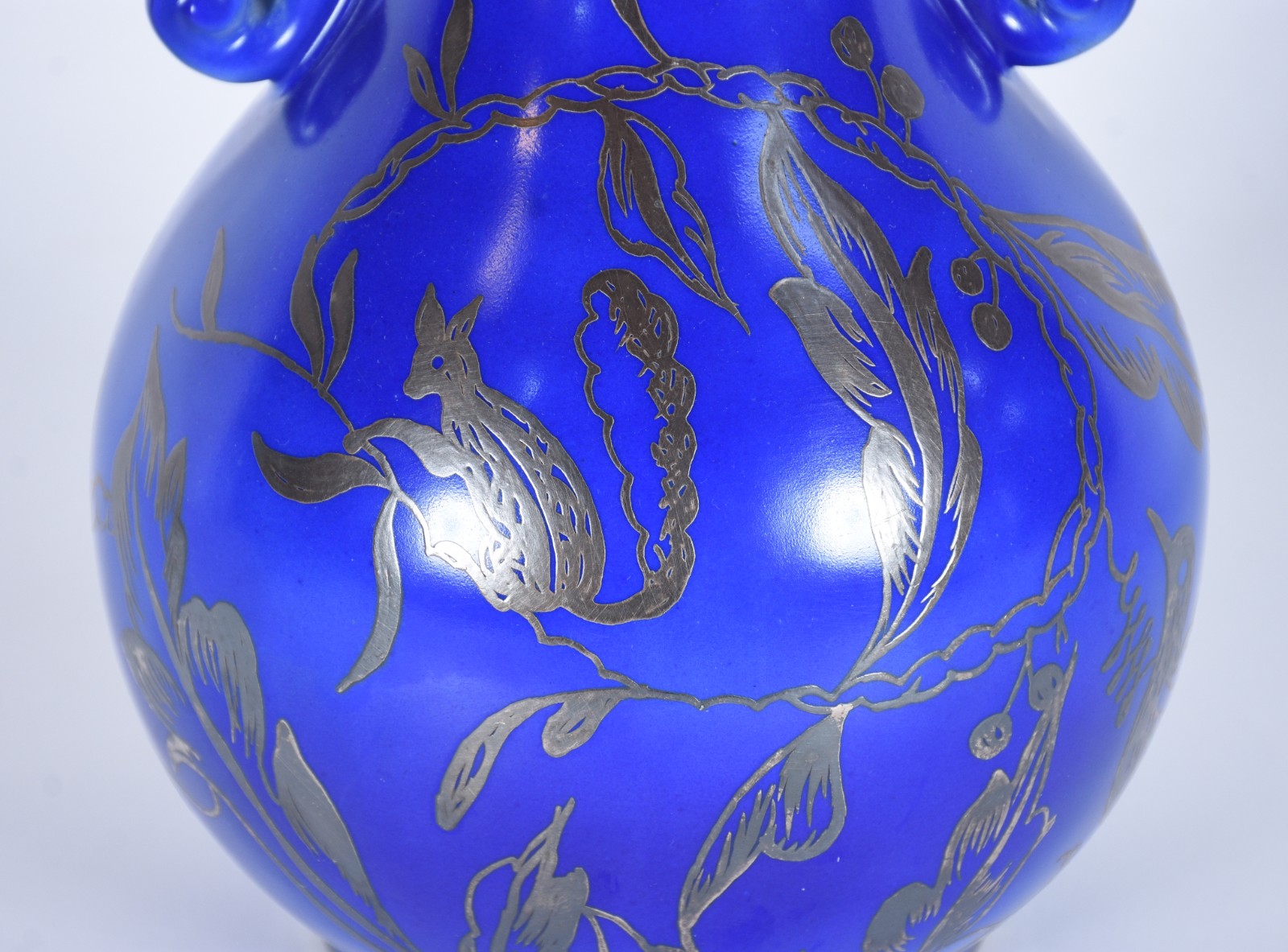 Vaso de porcelana Real na cor azul, alças laterais e desenhos de... - foto 3 de 8