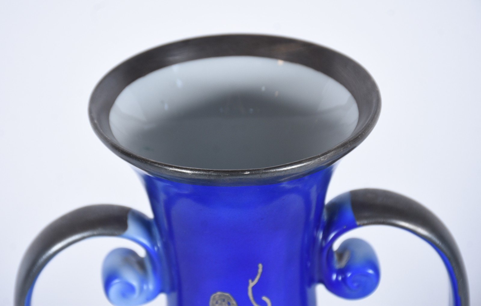 Vaso de porcelana Real na cor azul, alças laterais e desenhos de... - foto 4 de 8