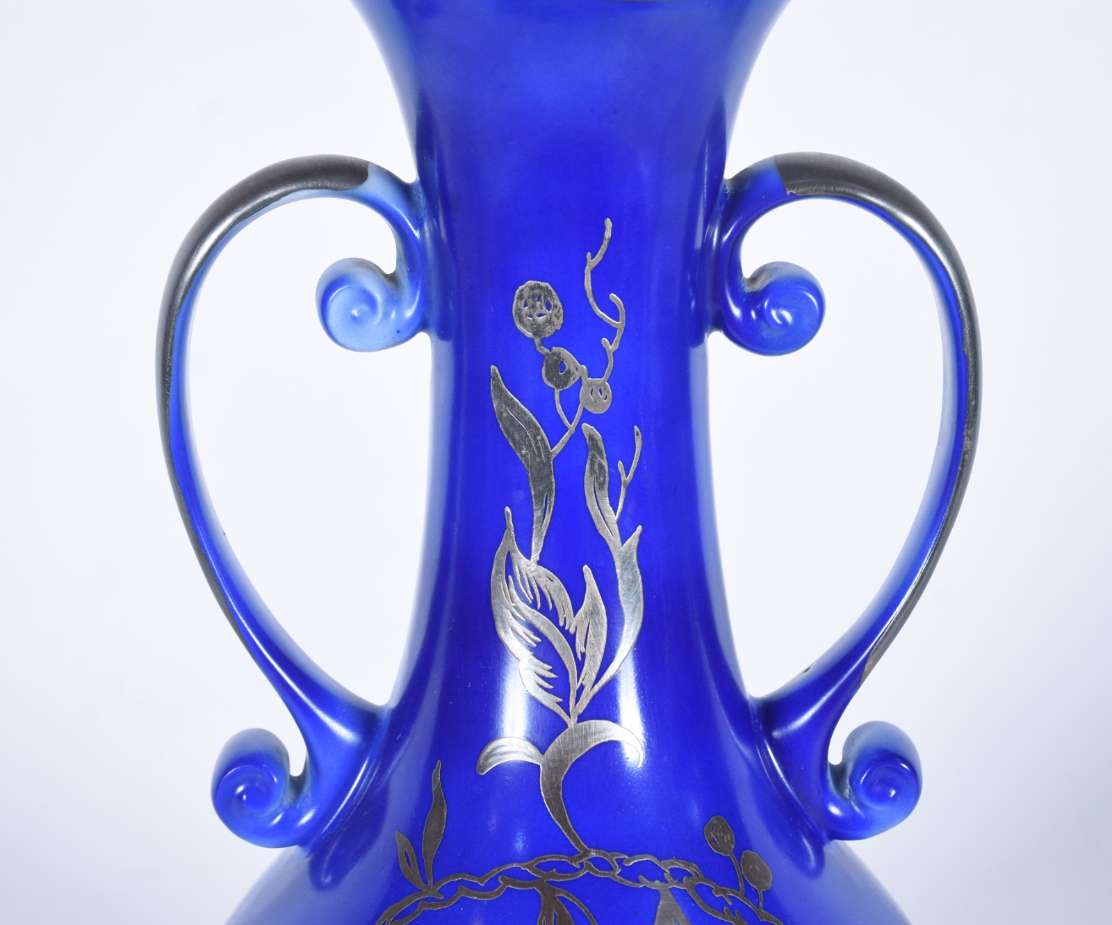 Vaso de porcelana Real na cor azul, alças laterais e desenhos de... - foto 5 de 8