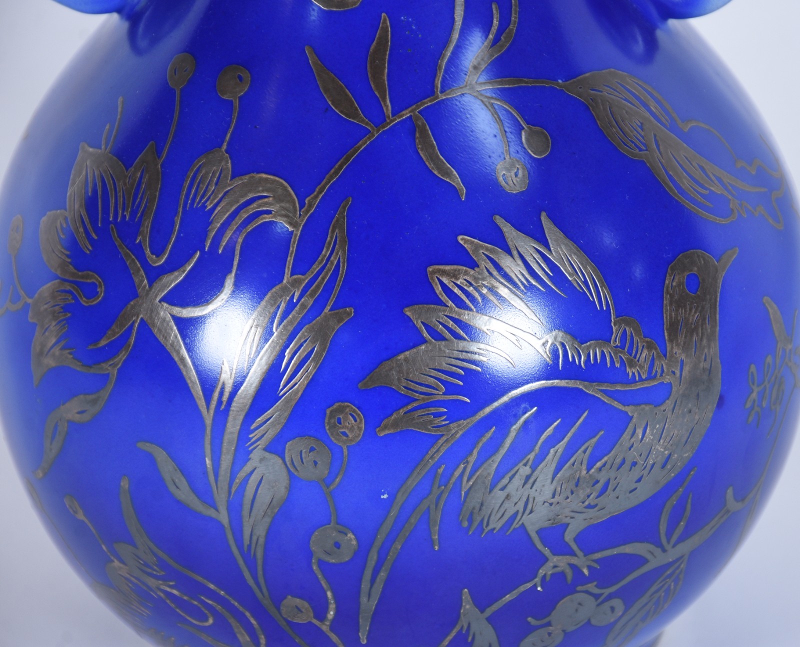 Vaso de porcelana Real na cor azul, alças laterais e desenhos de... - foto 6 de 8