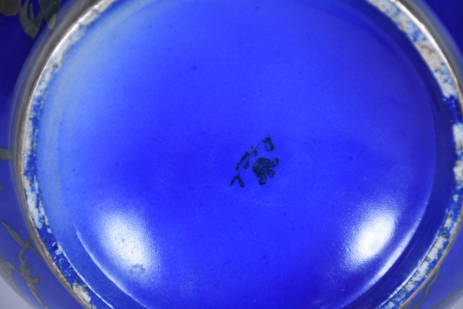 Vaso de porcelana Real na cor azul, alças laterais e desenhos de... - foto 7 de 8