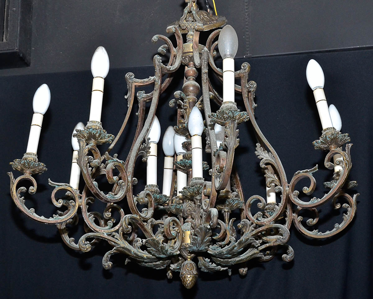 Lustre de metal p/ 12 luzes, alt.82 cm.