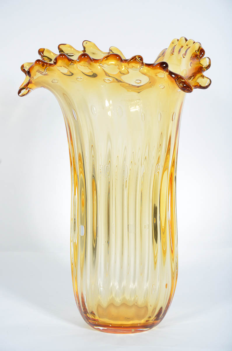 Vaso de murano na cor ambar c/ bolhas internas. Alt. 41 cm; diam. 25...