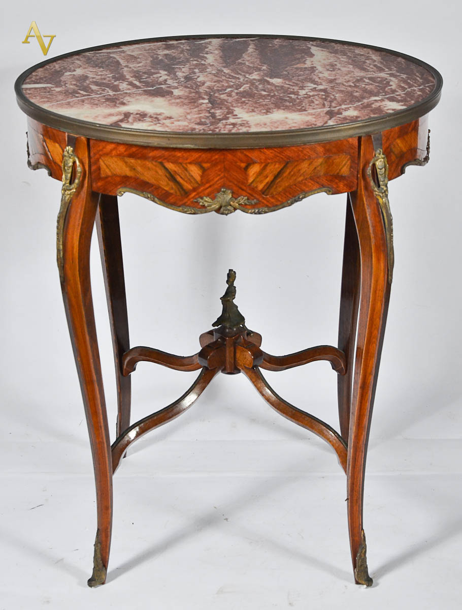 Mesa auxiliar de madeira parquetada, estilo frances, tampo de mármore...