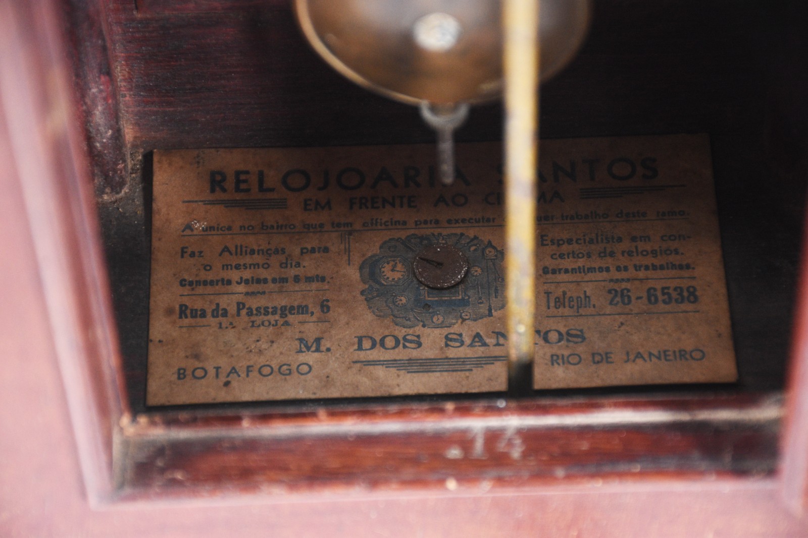 Relógio de mesa, mostrador de porcelana e vidros bisotados, caixa de... - foto 7 de 11