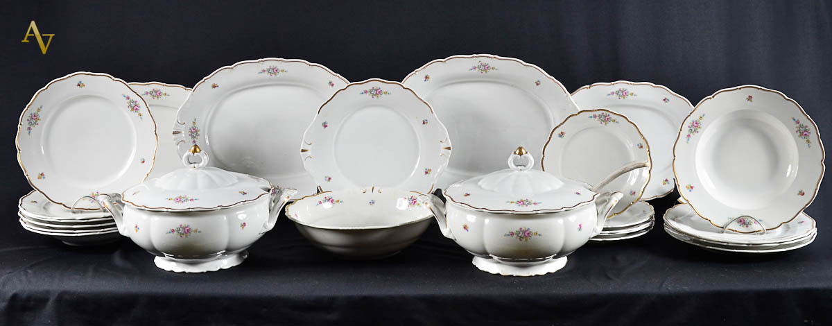 Aparelho de jantar e chá de porcelana tcheca decorada com pequenas...