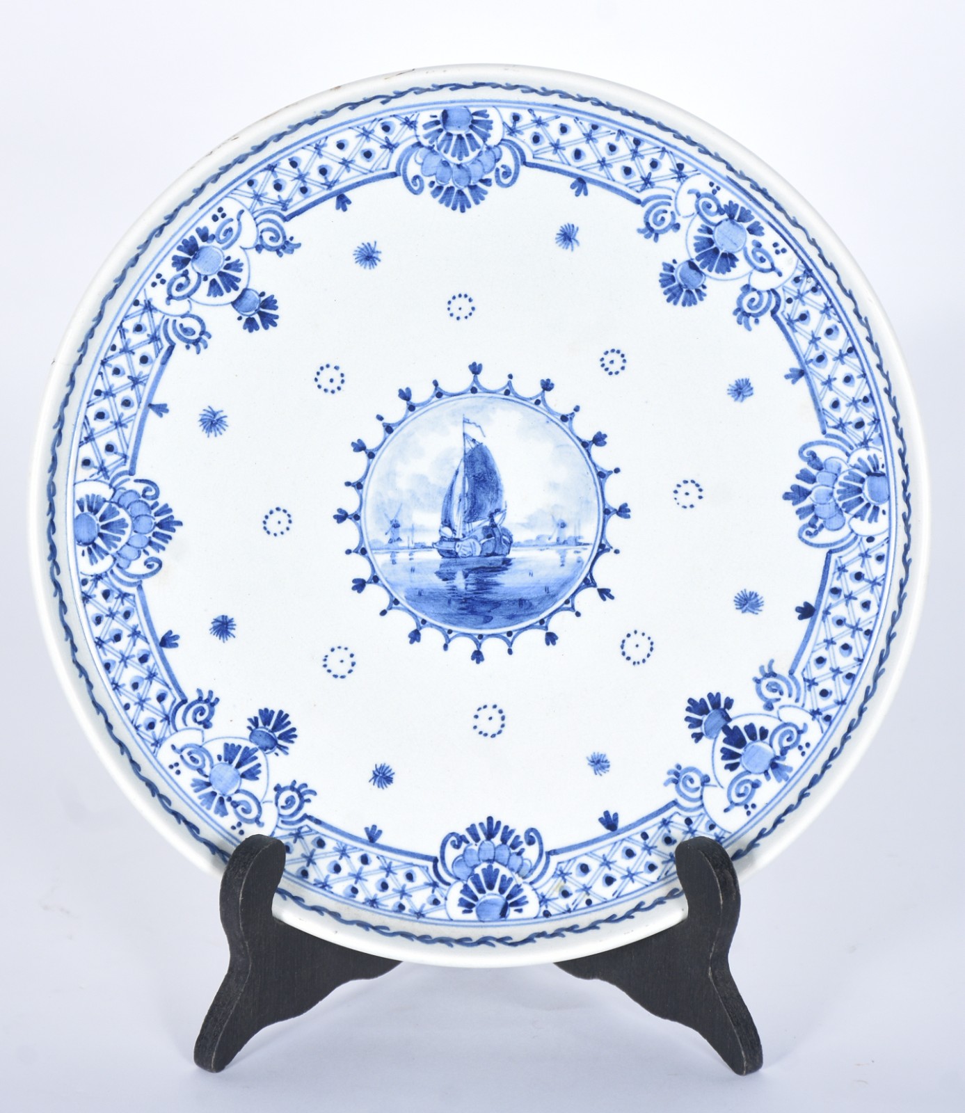 Prato de porcelana holandesa decorada com veleiro, moinhos e... - foto 1 de 6
