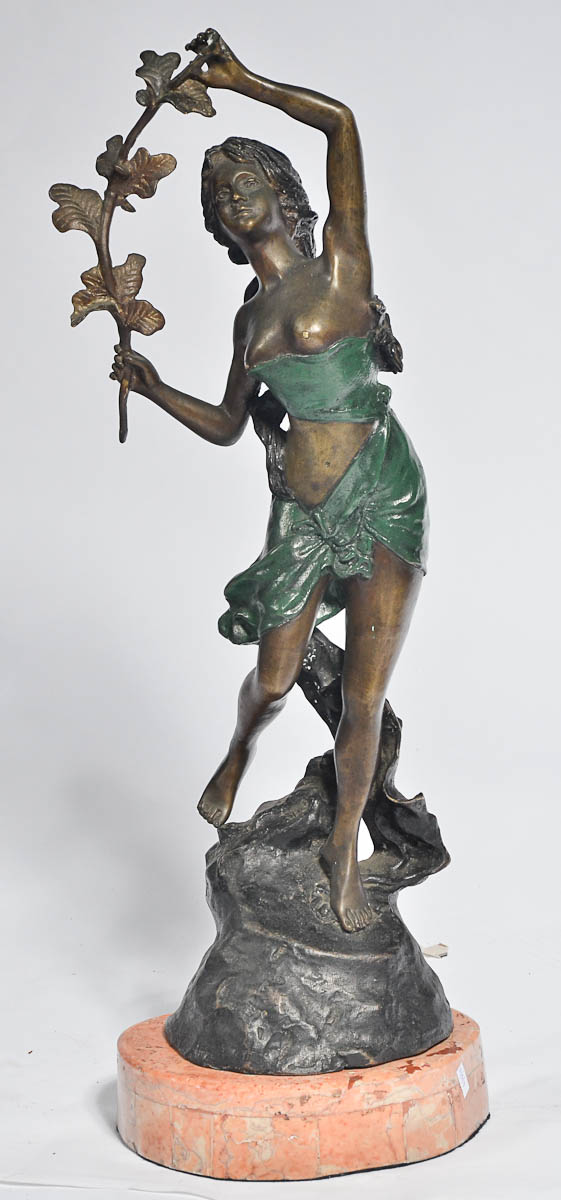 Escultura Francesa em bronze apresentando "Jovem c/ Ramos"...