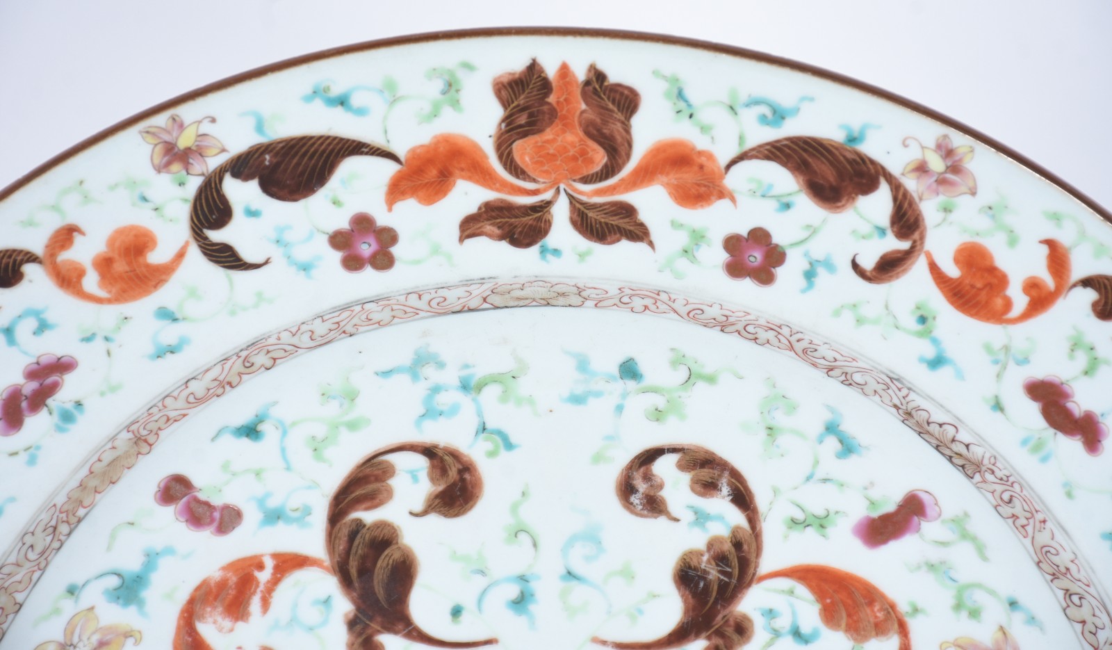 Antigo medalhão de porcelana oriental policromado. Mínimos lascados... - foto 2 de 5