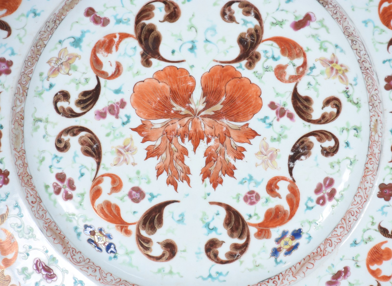 Antigo medalhão de porcelana oriental policromado. Mínimos lascados... - foto 3 de 5