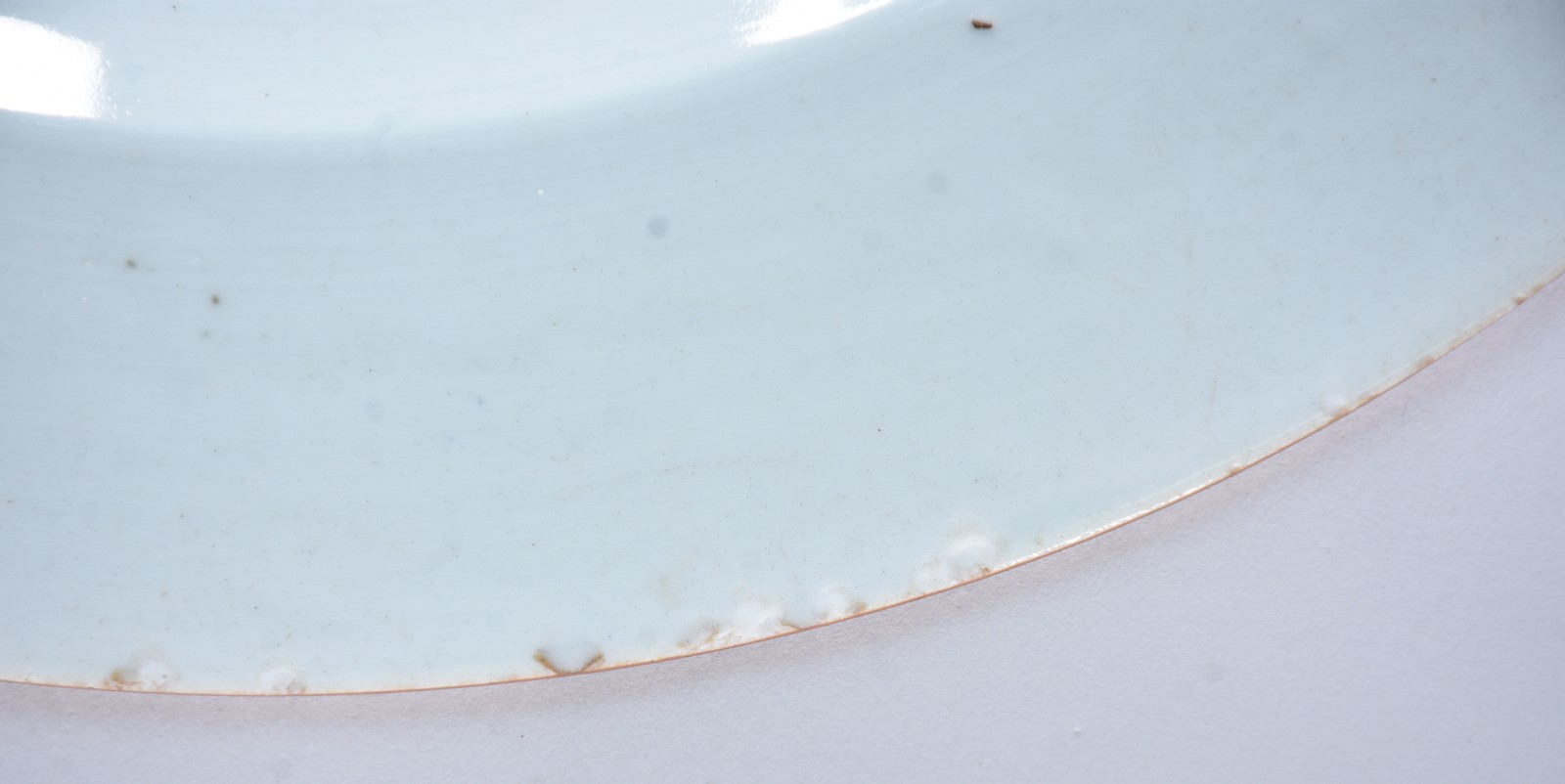 Antigo medalhão de porcelana oriental policromado. Mínimos lascados... - foto 5 de 5