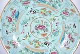 Antigo prato de porcelana oriental com esmaltes... - Antigo prato de porcelana oriental com esmaltes da Família Verde.