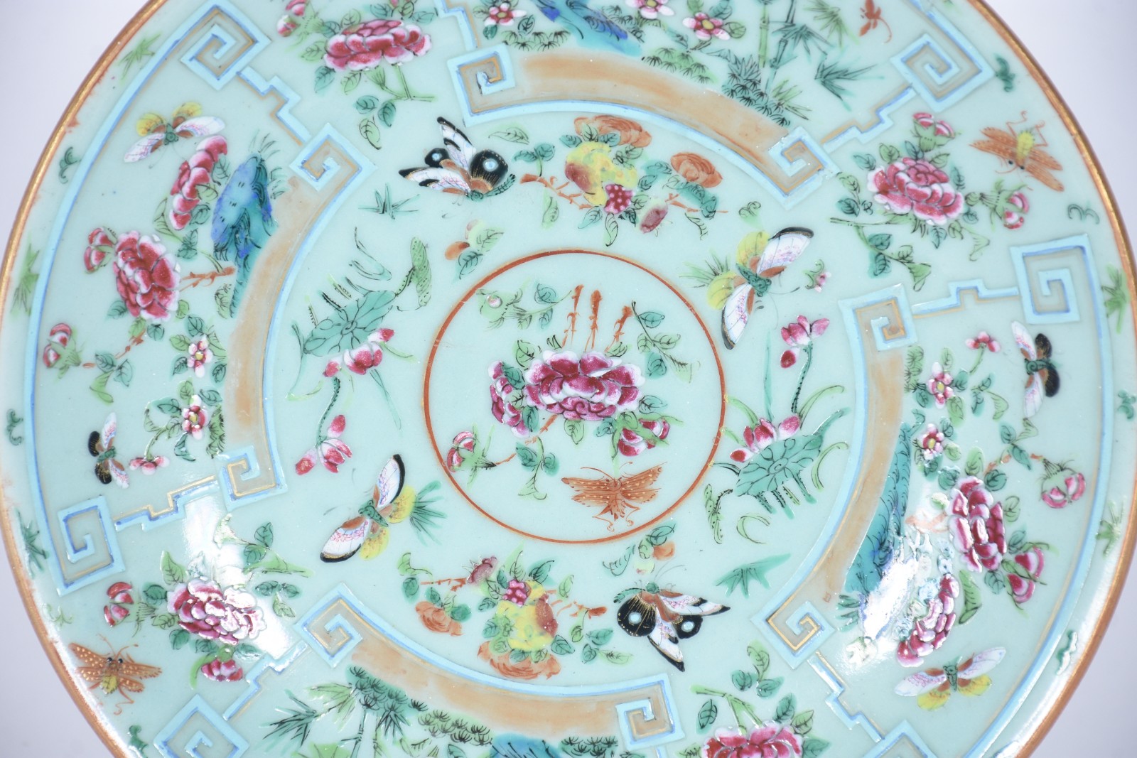 Antigo prato de porcelana oriental com esmaltes da Família Verde. - foto 2 de 5