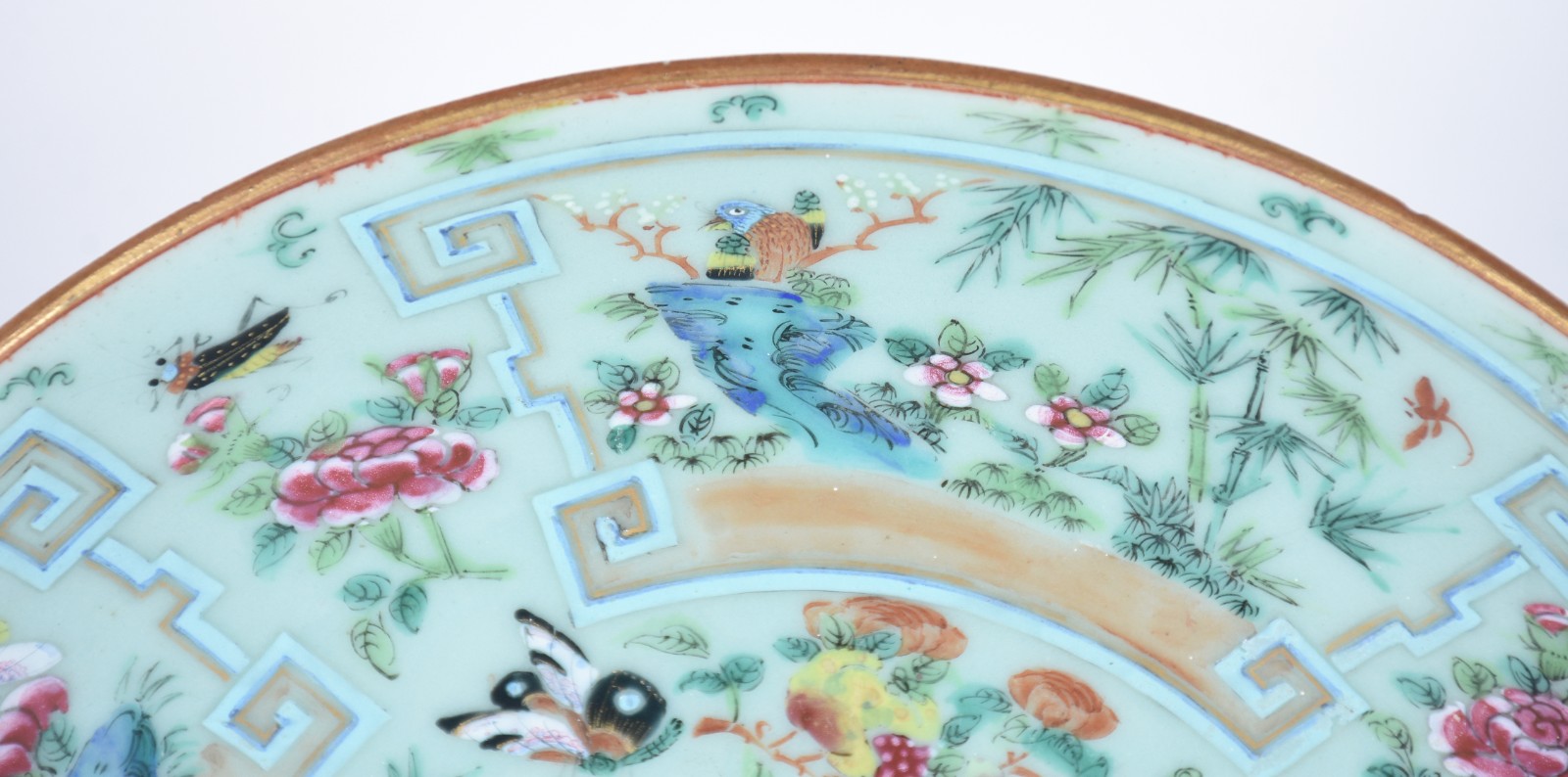 Antigo prato de porcelana oriental com esmaltes da Família Verde. - foto 3 de 5