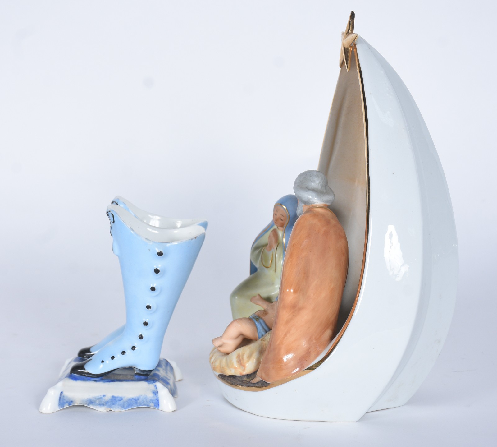 Duas peças decorativas de porcelana policromada, sendo: Grupo... - foto 3 de 8