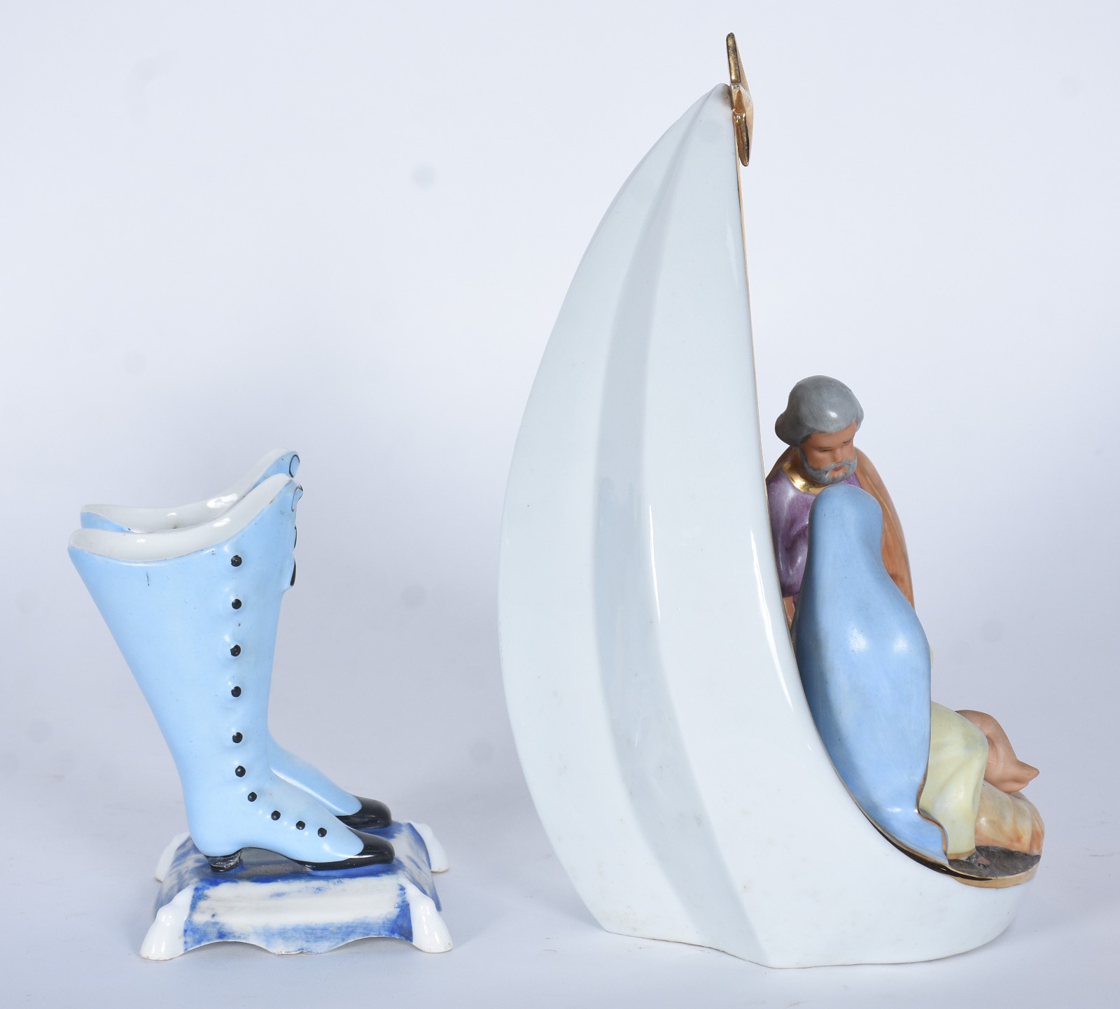 Duas peças decorativas de porcelana policromada, sendo: Grupo... - foto 4 de 8
