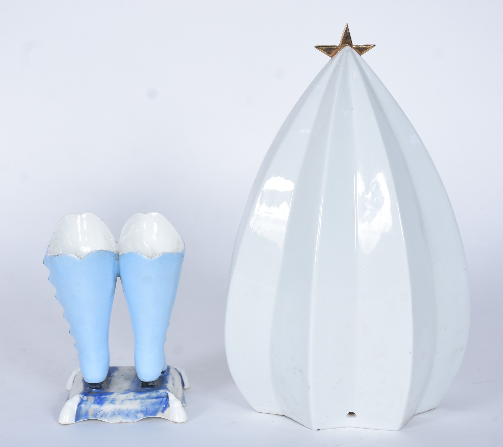 Duas peças decorativas de porcelana policromada, sendo: Grupo... - foto 5 de 8