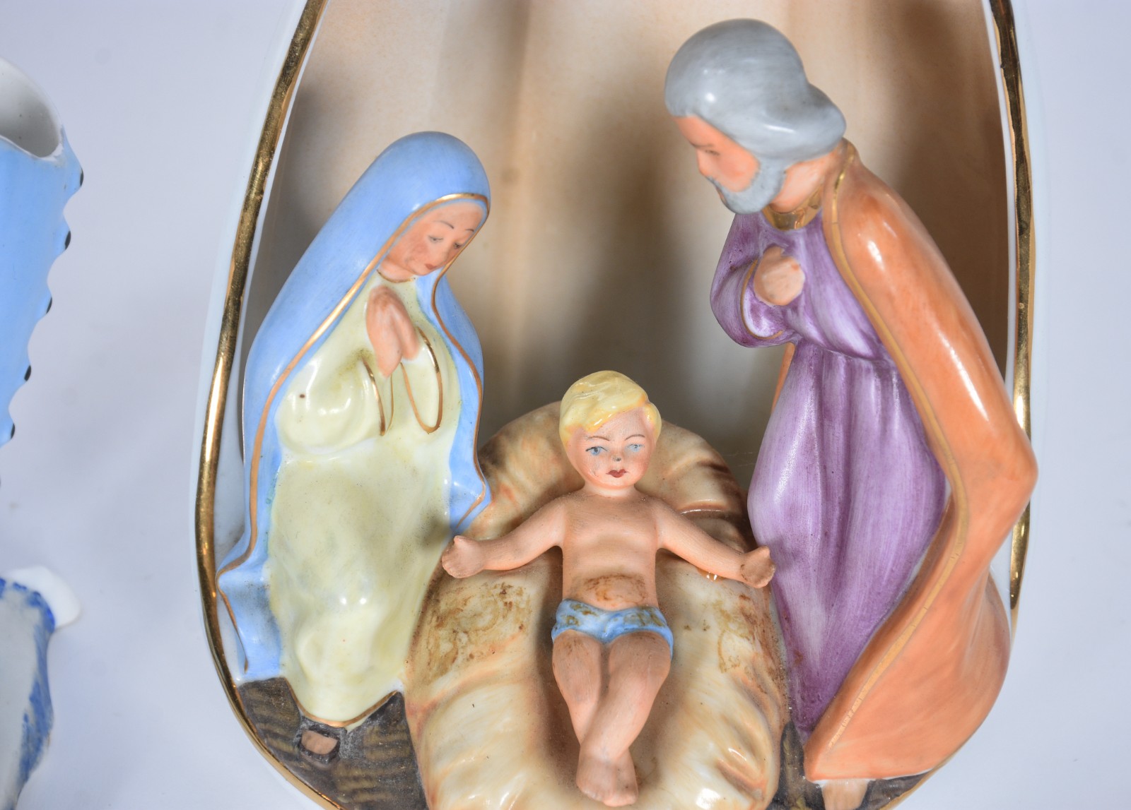 Duas peças decorativas de porcelana policromada, sendo: Grupo... - foto 6 de 8