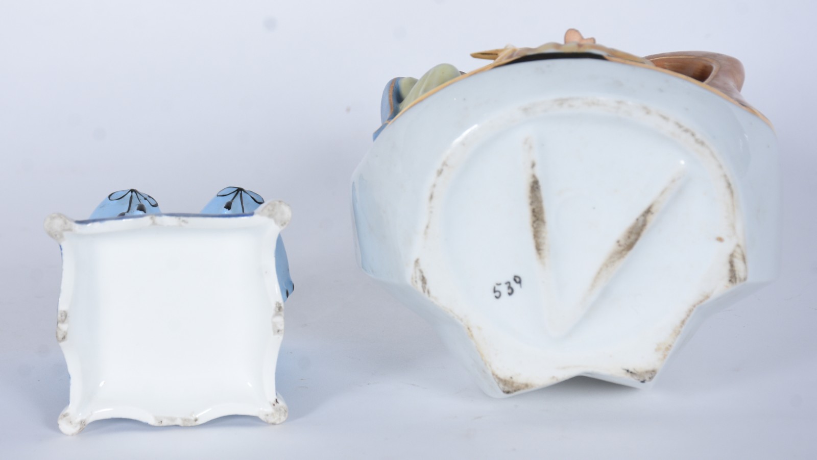 Duas peças decorativas de porcelana policromada, sendo: Grupo... - foto 7 de 8
