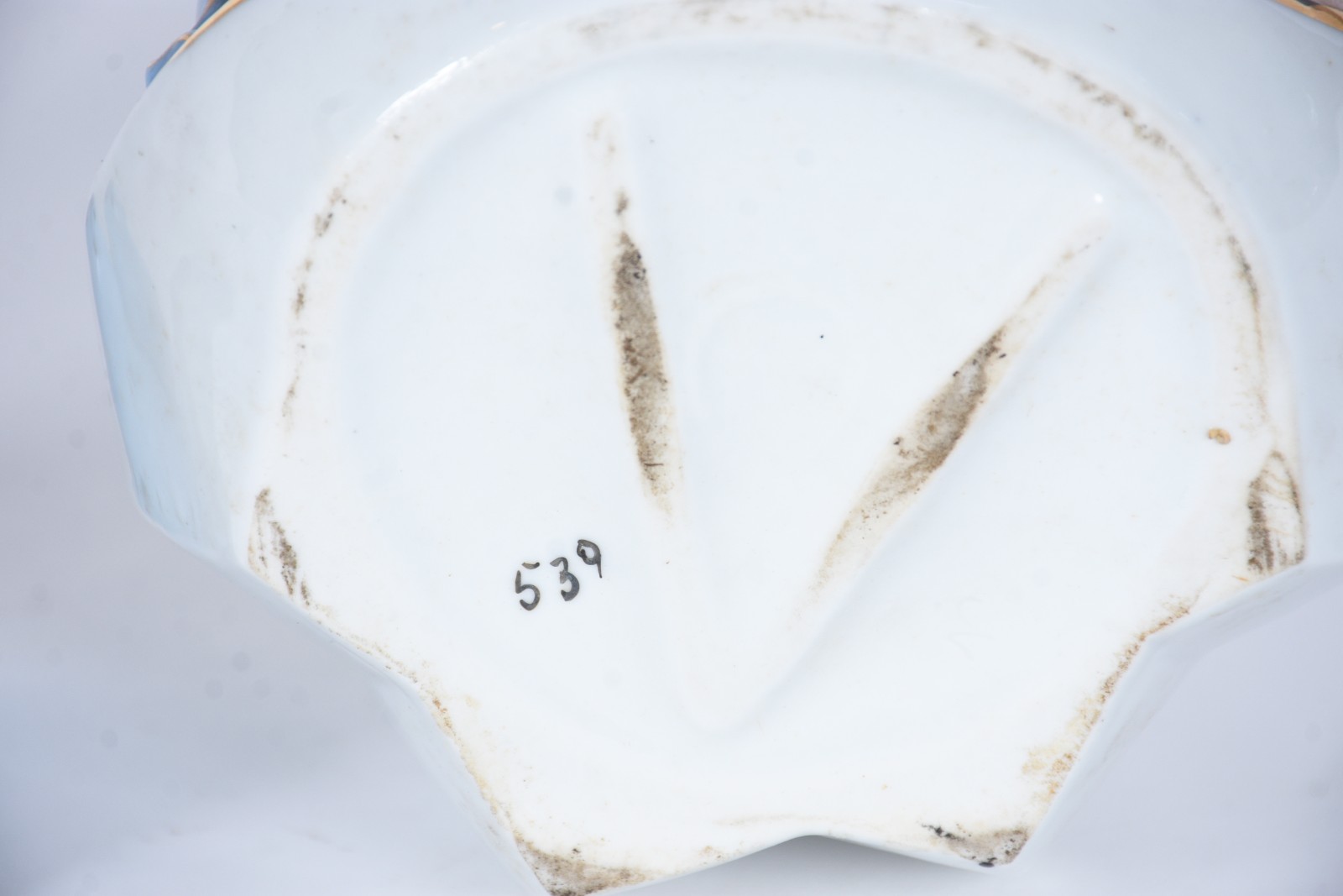 Duas peças decorativas de porcelana policromada, sendo: Grupo... - foto 8 de 8