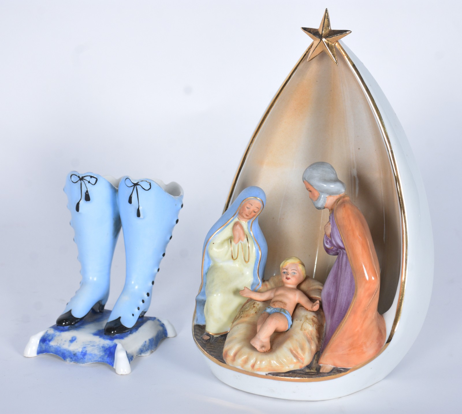 Duas peças decorativas de porcelana policromada, sendo: Grupo... - foto 1 de 8
