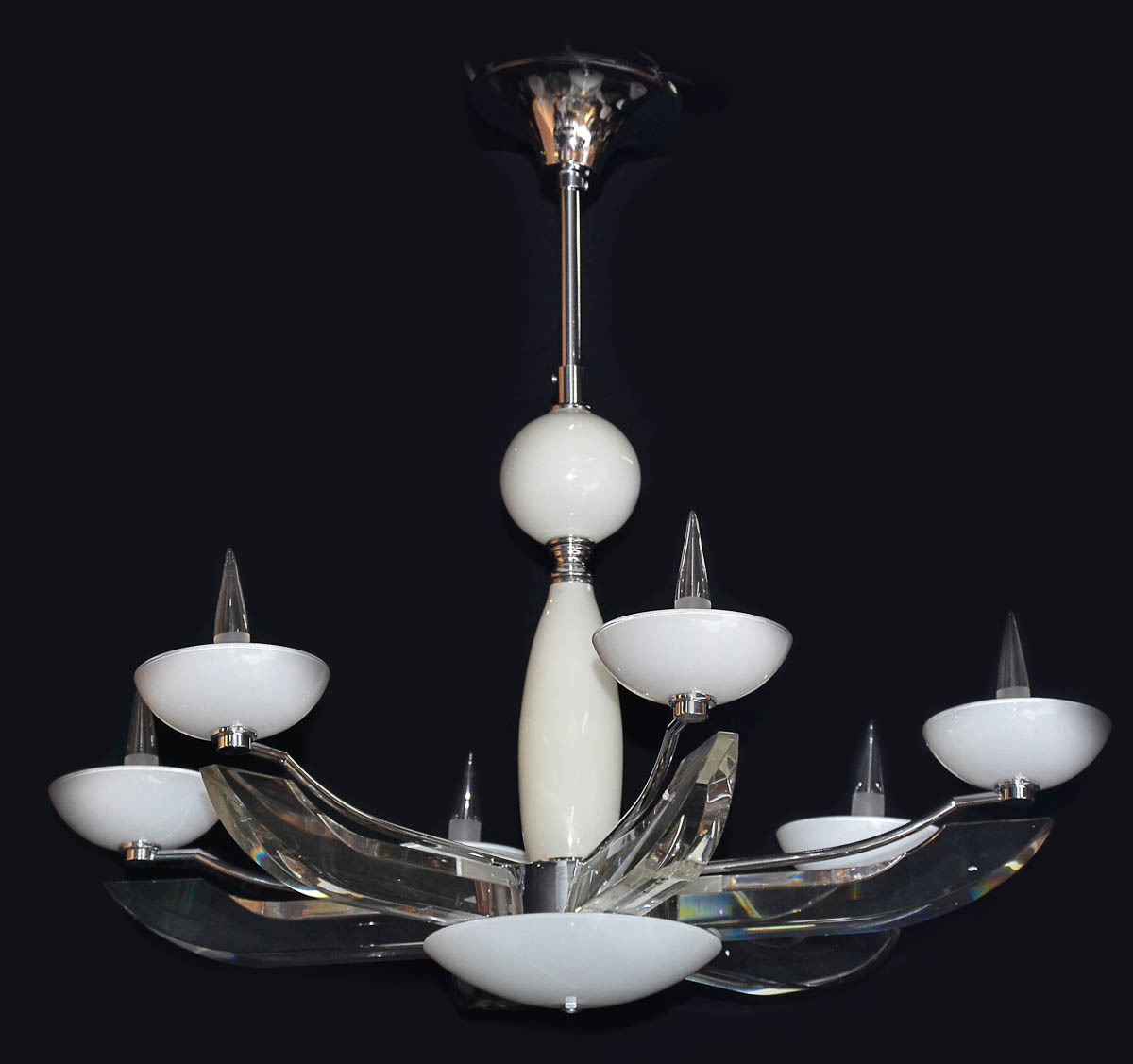 Lustre para 6 luzes de vidro branco e metal. Diam.70 cm.