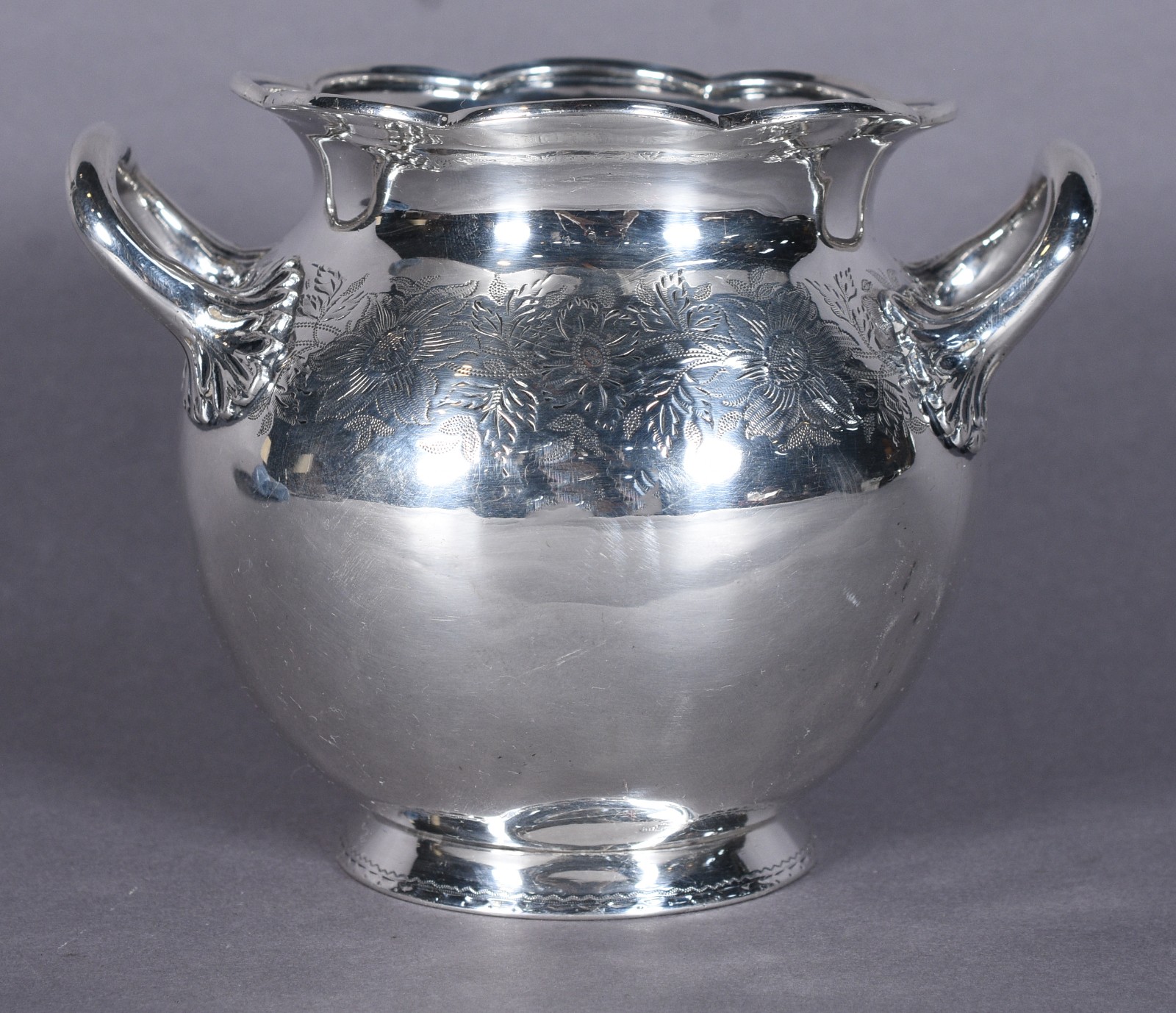 Pequeno bowl de prata inglesa contrastada, leão passante. Amassado... - foto 2 de 8