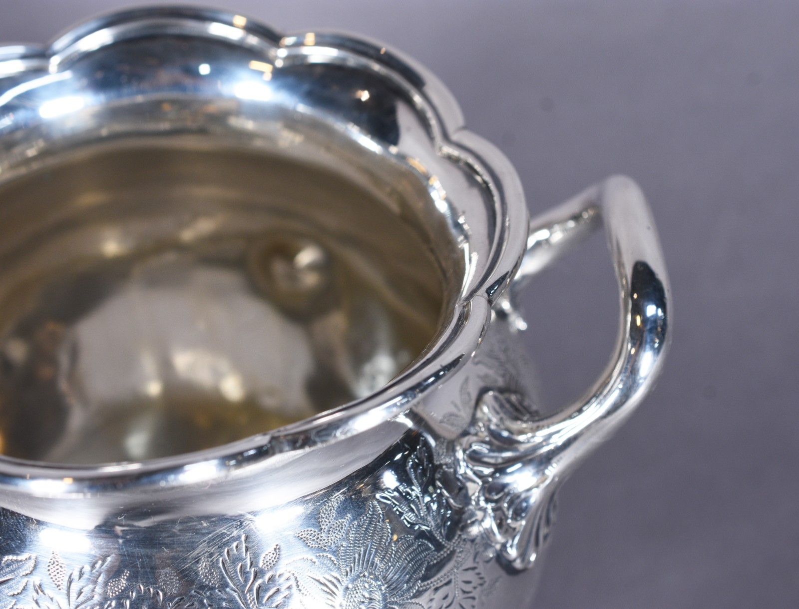 Pequeno bowl de prata inglesa contrastada, leão passante. Amassado... - foto 3 de 8