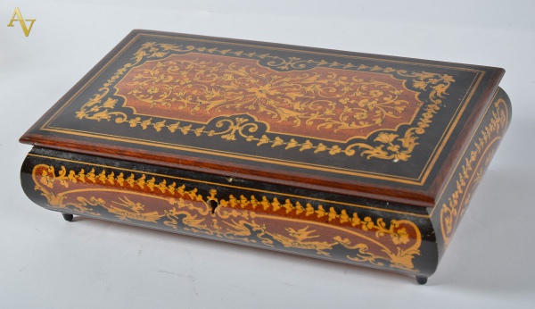 Caixa porta jóias de madeira marchetada. Alt. 7 cm - med. 26 x 15...