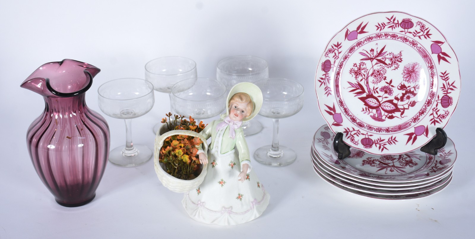 Diversas peças, sendo: vaso de vidro decorativo na cor lilás, borda... - foto 1 de 7