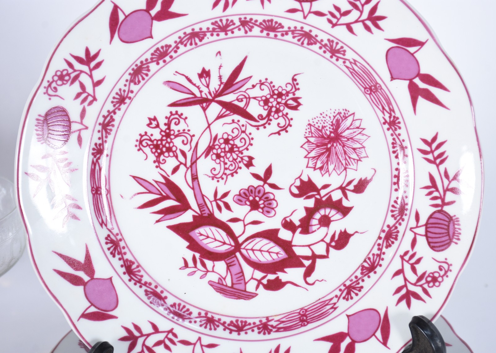 Diversas peças, sendo: vaso de vidro decorativo na cor lilás, borda... - foto 2 de 7