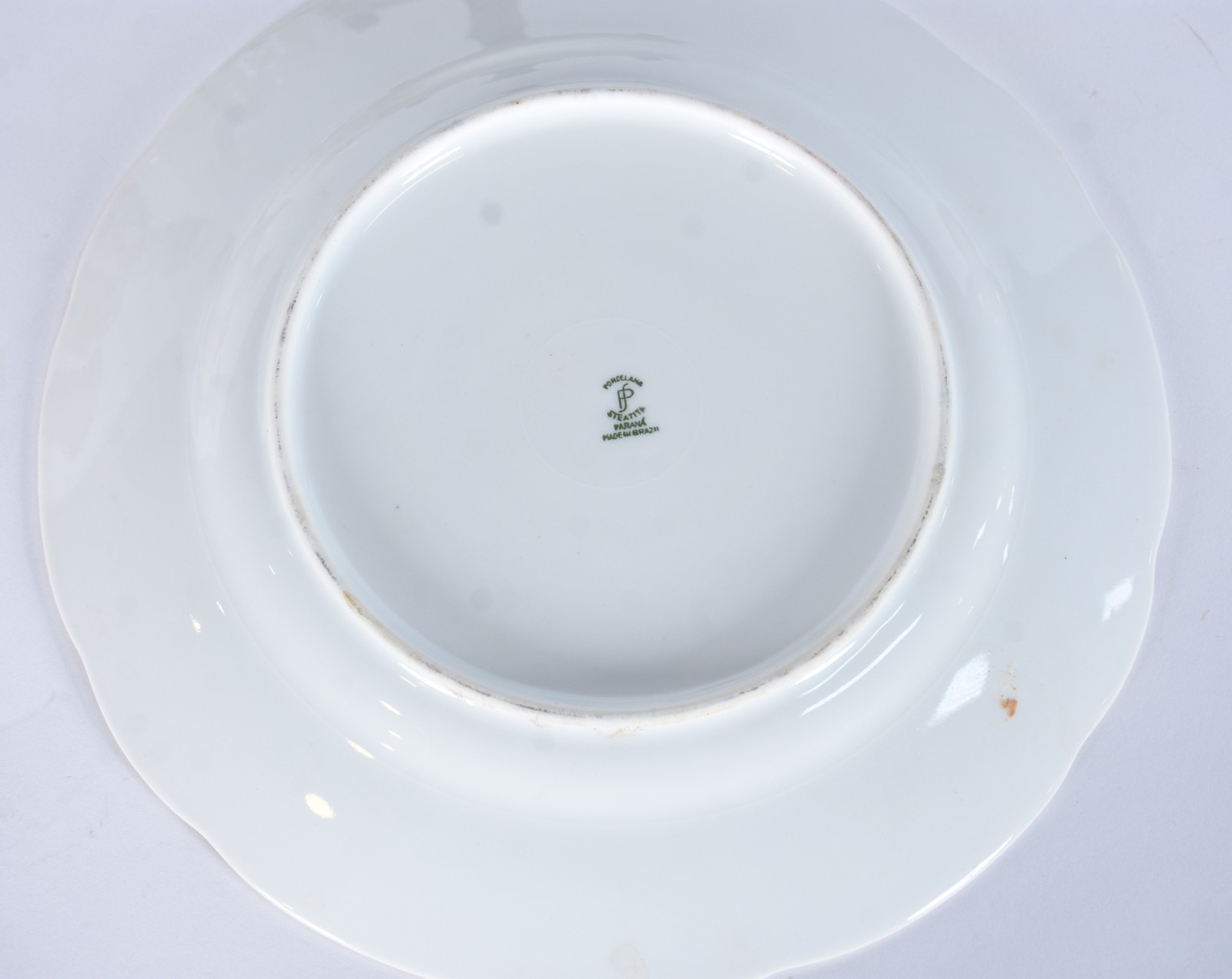 Diversas peças, sendo: vaso de vidro decorativo na cor lilás, borda... - foto 3 de 7