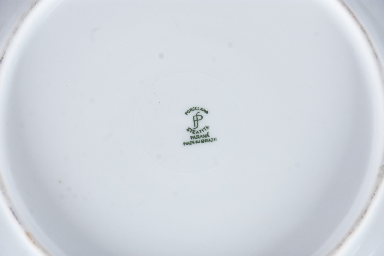 Diversas peças, sendo: vaso de vidro decorativo na cor lilás, borda... - foto 4 de 7