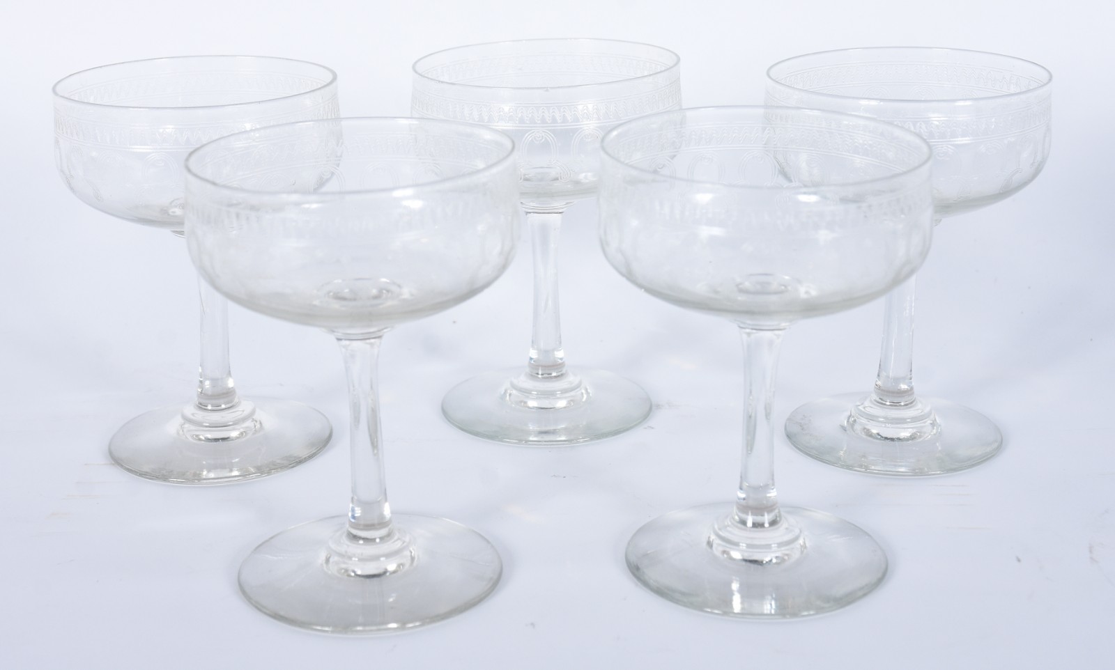 Diversas peças, sendo: vaso de vidro decorativo na cor lilás, borda... - foto 5 de 7