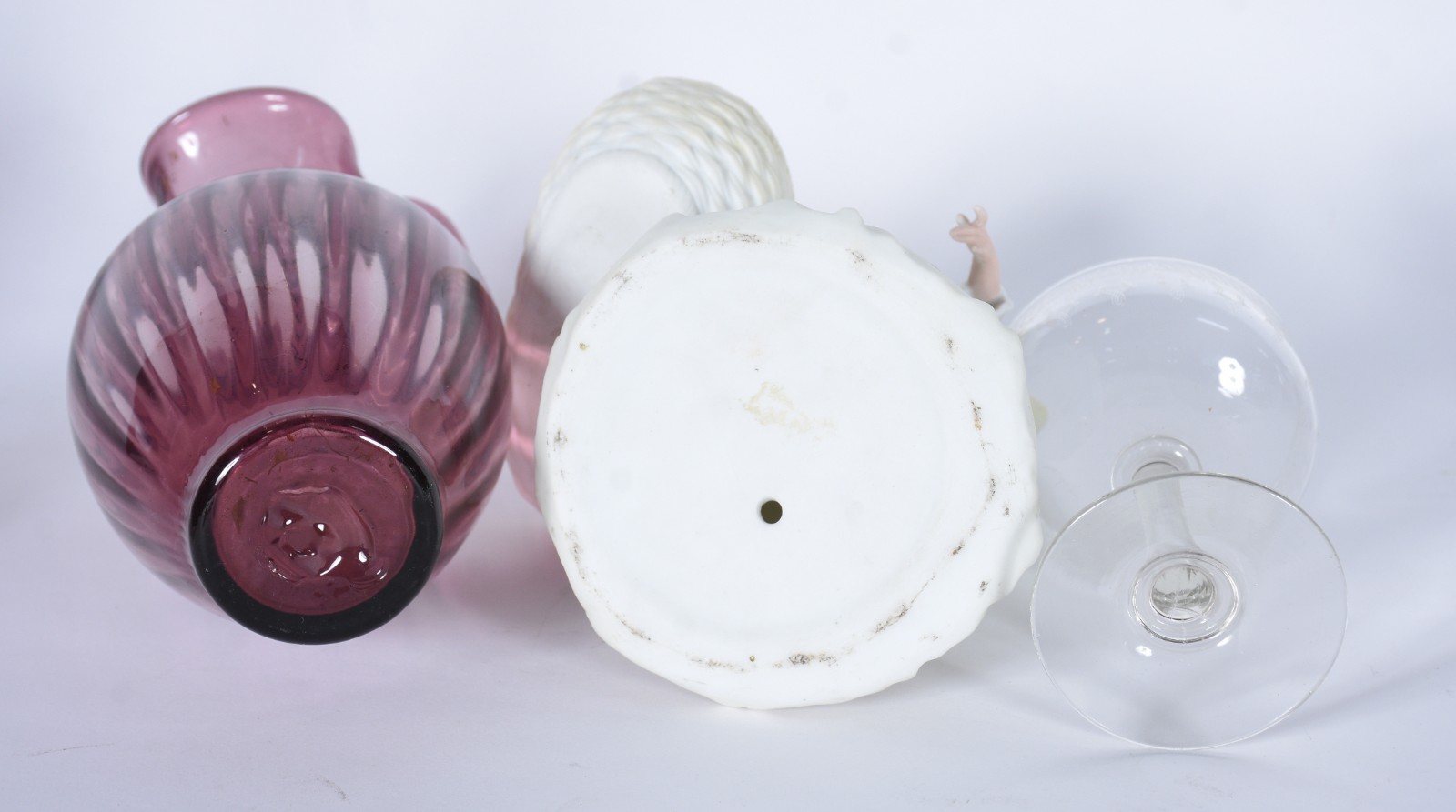 Diversas peças, sendo: vaso de vidro decorativo na cor lilás, borda... - foto 6 de 7