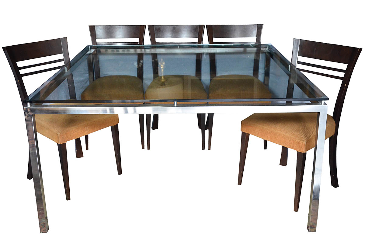 Mesa de jantar c/ tampo de vidro e base de metal. Acompanham 8...
