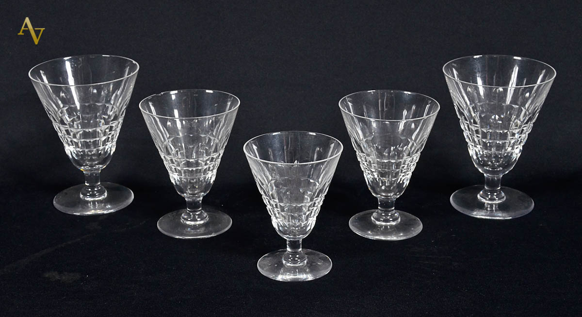 Serviço de cristal lapidado composto de: 5 cálices para vinho branco...