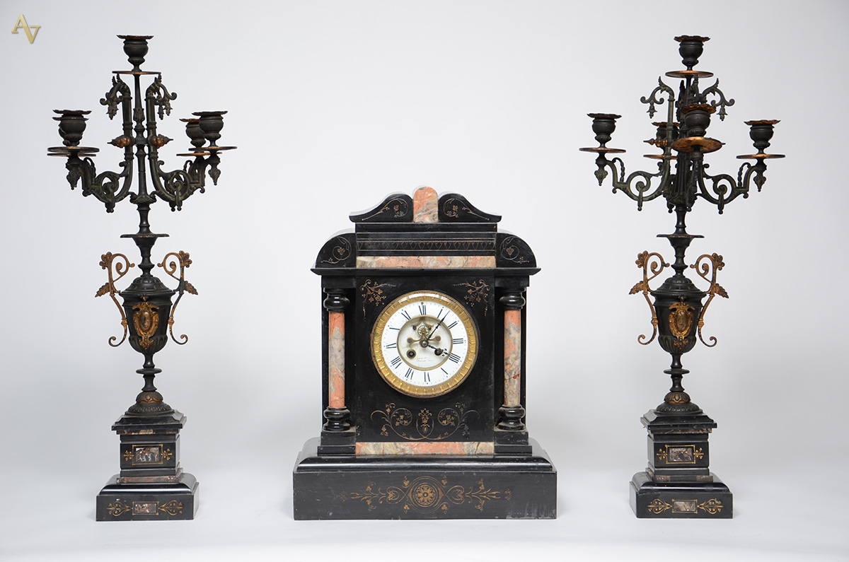 Terno Art Deco de mármore e metal dourado, composto de relógio e par...