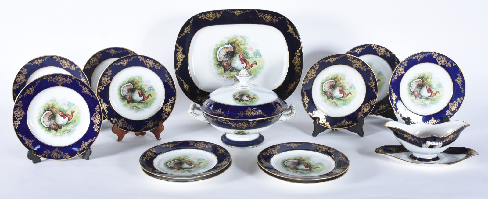 Serviço de jantar de porcelana ricamente decorada com figuras de... - foto 1 de 8